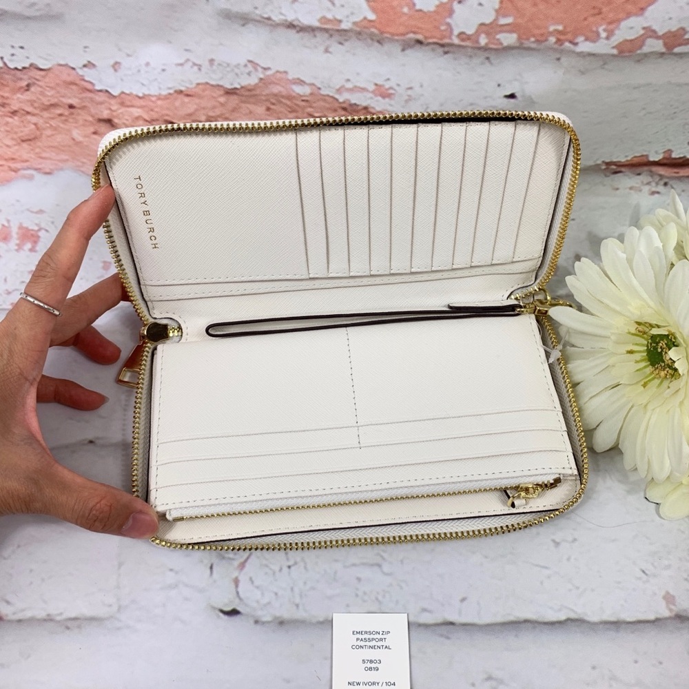 ❗️SALE ❗️Tory Burch New Ivory Passport Zip Wallet - Picture 5 of 6